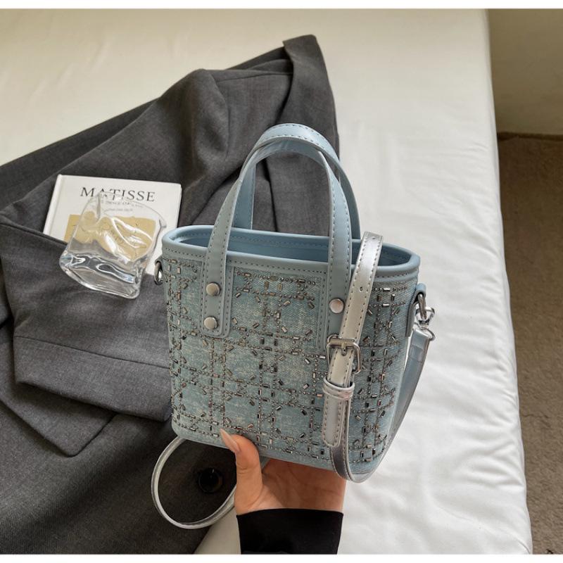 

Джинсовая сумка-ведро со стразами: Трендовая сумка кроссбоди и на плечо Лето 2025