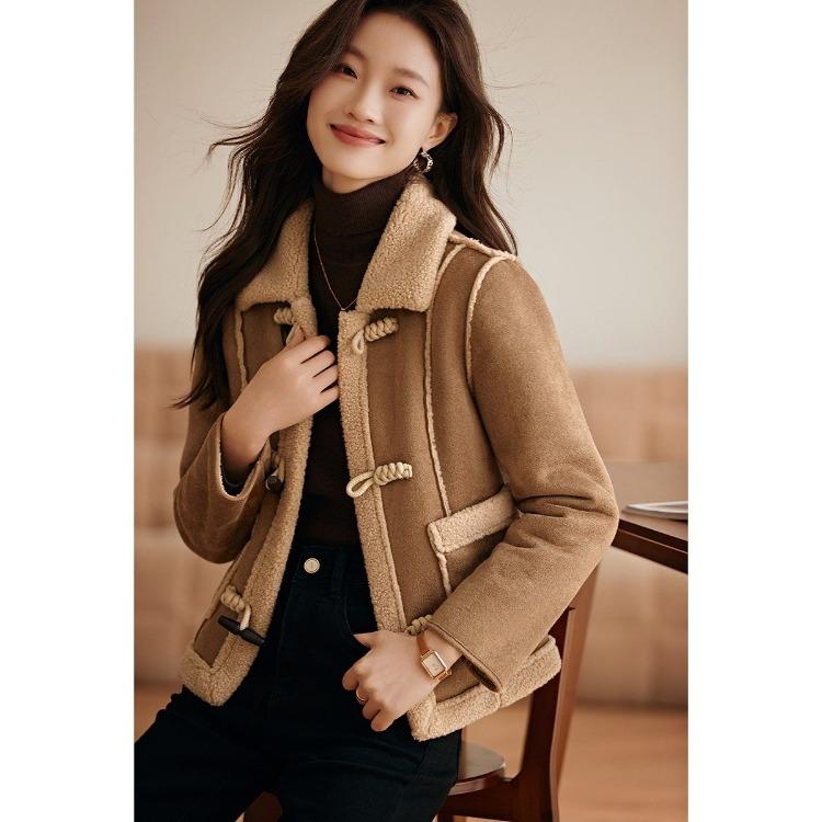 Winterwärme und Stil in einem trendigen, verdickten koreanischen Kurzmantel mit Kunstpelzbesatz, schaffen Sie eine coole und entspannte Atmosphäre.
