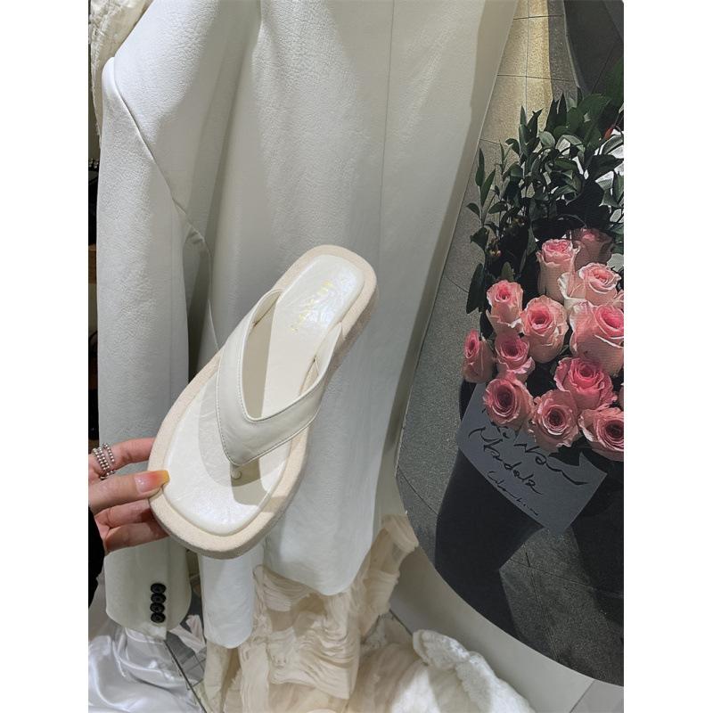 Version coréenne de chaussures de plage à plateforme décontractées à imprimé léopard pour femmes 2025 printemps et été nouveau confortables et antidérapantes à porter en extérieur tongs d'orteil