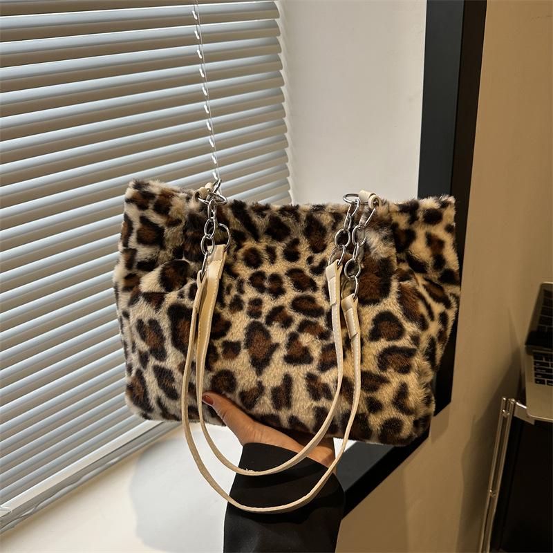 Simple and large-capacity leopard print bag 2025 new trendy fashion plush tote bag fashion chain portable shoulder bag