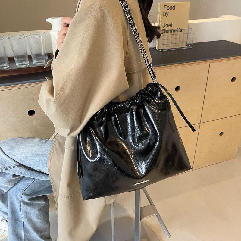 IELGY Niche Design Underarm Bag Simple Casual All-Match Chain Shoulder Messenger Bucket Bag
