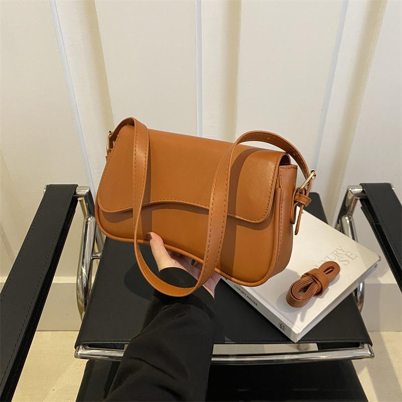 

Нова жіноча сумка – по-весняному красива і популярна сьогодні. Повсякденні невеликі сумки, сумки-месенджери, маленькі квадратні сумки на одне плече та під пахвами для жінок коричневий