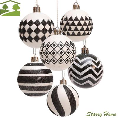 6 Stück 6 cm Bemalte Weihnachtskugeln Set Cartoon Kunststoff Galvanisiert Hängekugeln Weiß und Schwarz Elegante Weihnachtsbaum Anhänger