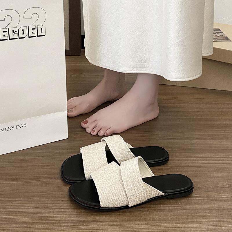 

Шлепанцы на плоской подошве женские летние 2025 новые простые повседневные ленивые приморские для отпуска ветровые однословные пляжные туфли 40