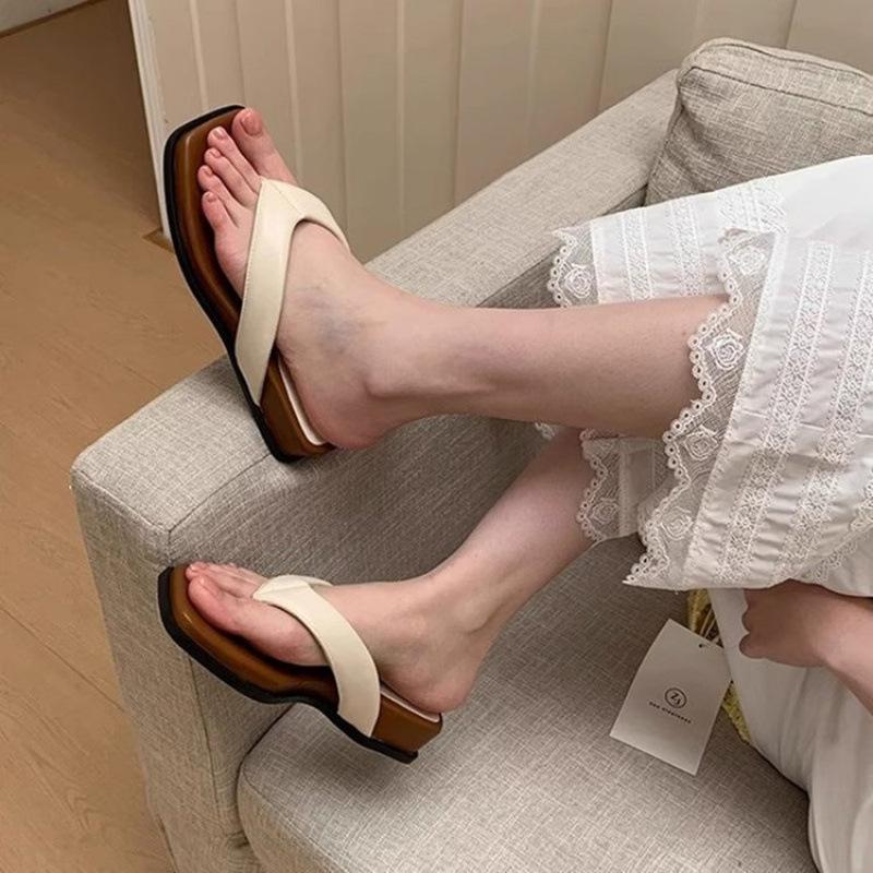Fashion thick-soled heel padded shoes for women to wear flip-flops 2025 new models with skirts, beach sandals