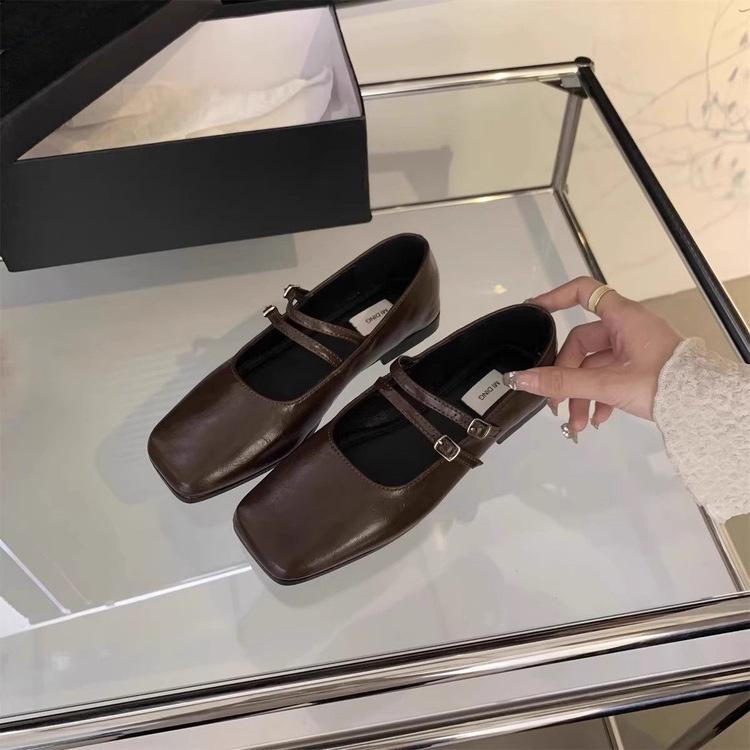 

French evening wind silver single shoes girl 2025 new summer flat temperament fairy commuting square head shallow mouth Mary Jane 40 темно-коричневого