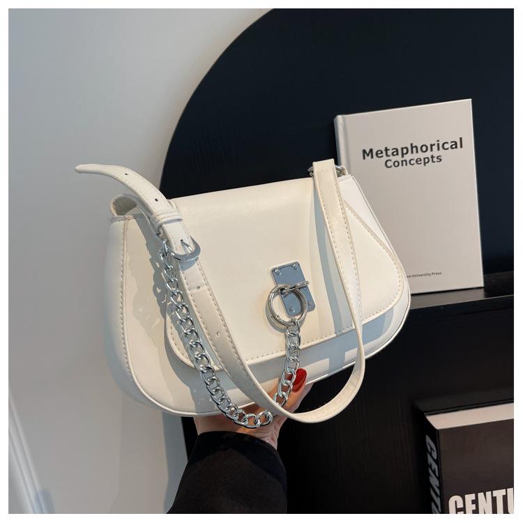 

2024 early spring new niche personality fashionable shoulder armpit bag cool girl chain lock decorative messenger women s bag білий