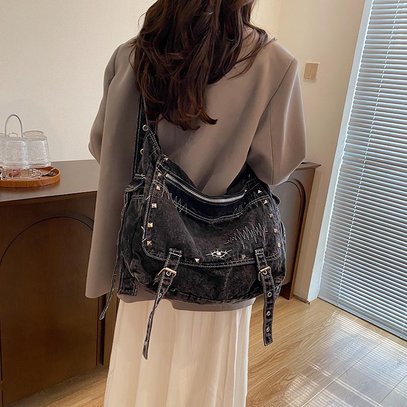 Retro vyšívaná taška s velkou kapacitou, omyvatelná ve vodě, stará nýtovaná kabelka přes rameno s nápisem