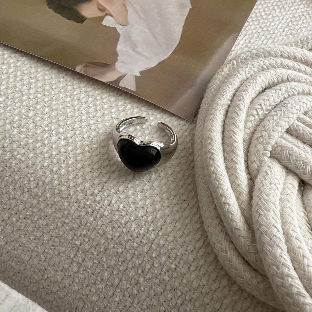 Korean Blogger Style Black & White Heart Drip Oil Ring - Simple, Versatile Stackable Index Finger Ring for Women