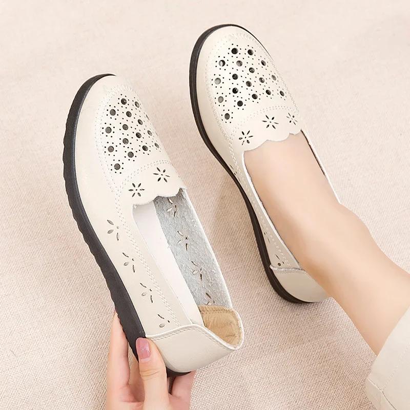 Hollow Soft Sole Mom's Shoes Sandals Summer Comfort Flat Sole Women's Shoes Hole Leather Shoes Middle and Old Age Shoes 2024