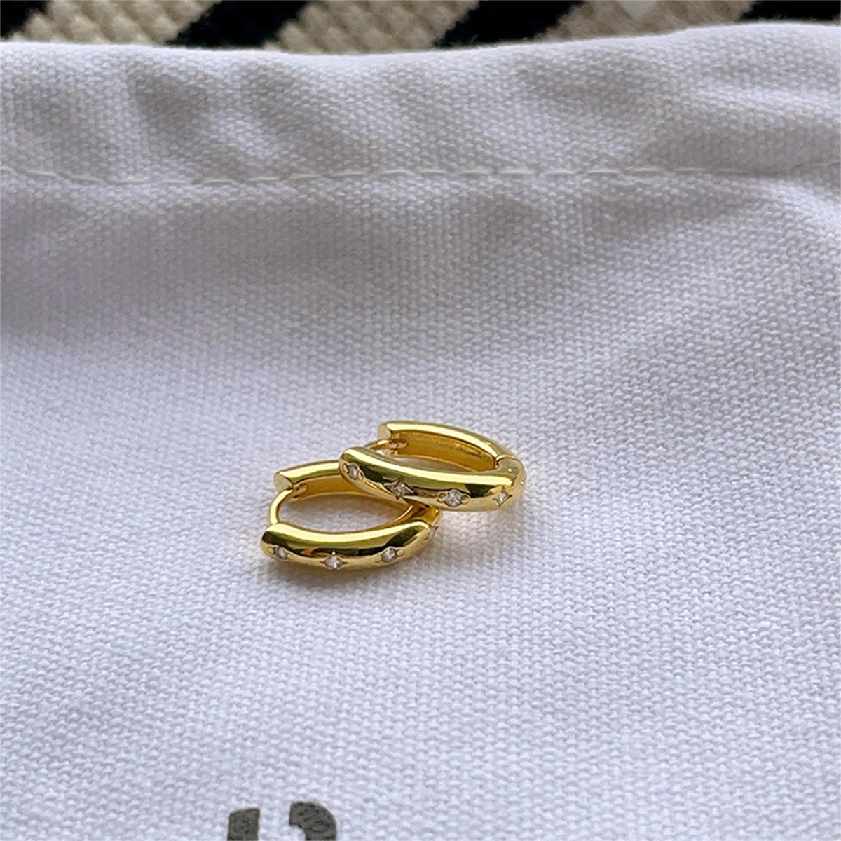 

Simple new four-pointed star earrings niche design high-end zircon earrings light luxury fine flash silver needle earrings fashion 925 silver needle