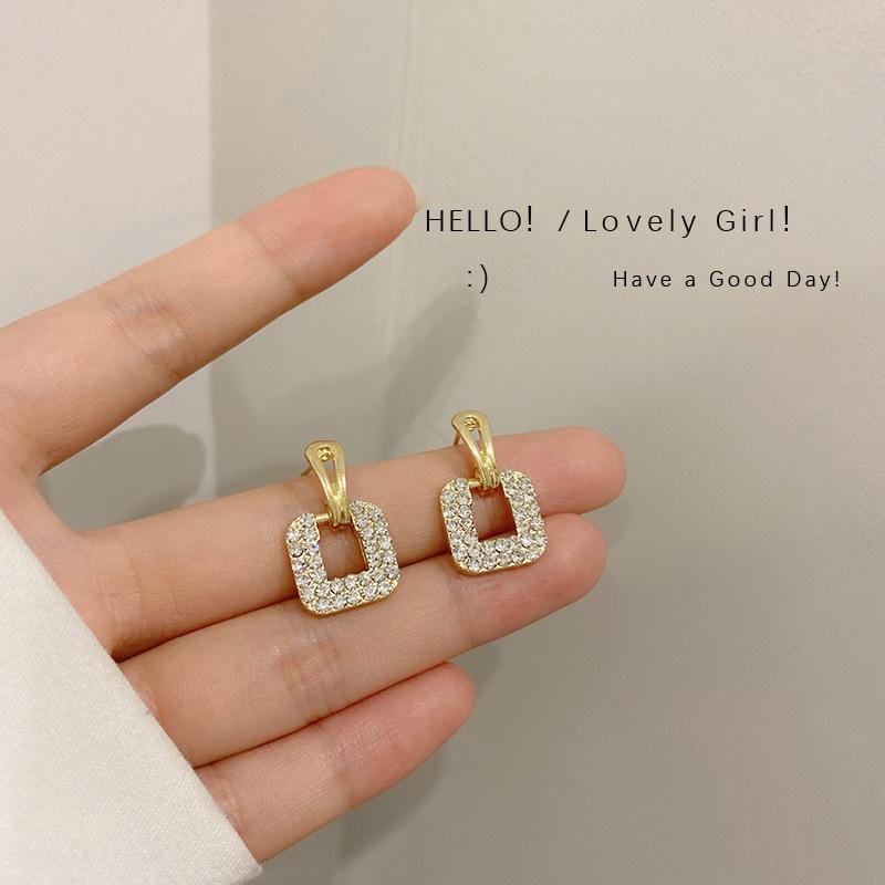 Boucles d'oreilles de luxe tendance 2024 accrocheuses pour femmes: Boucles d'oreilles à clous tendance et polyvalentes pour l'automne et l'hiver