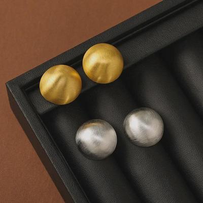 Elegante Ohrringe in Bohnenform aus mattiertem Gold und Silber - Japanisches & Koreanisches Design, High-End Metallstil für Frauen