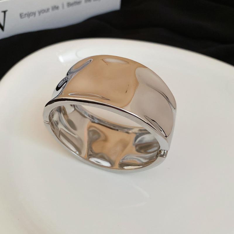 Exaggerated Diamond Inlaid Spider Open Bangle: Trendy High-End Fashion Jewelry for Women