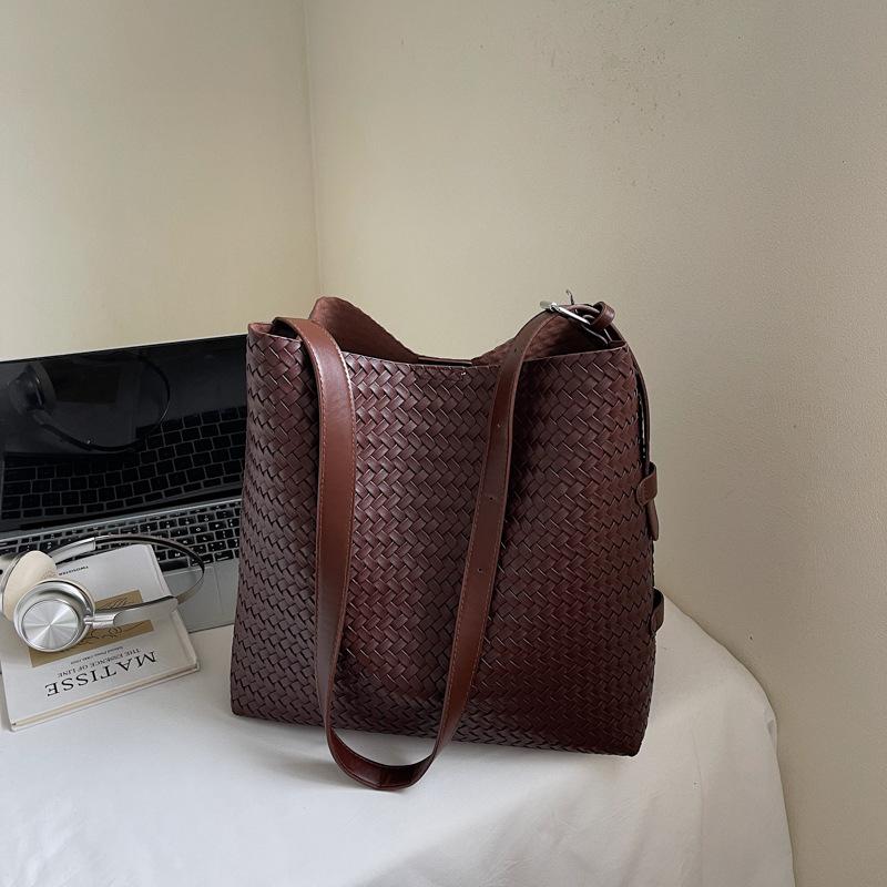 

Ретро плетеная сумка 2025 новая сумка-тоут в иностранном стиле, высокая ценность, повседневная, большой вместимости, подмышечная сумка-багет, сумка на плечо для мамы темно-коричневого