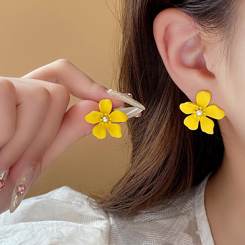 Sweet color flower pearl stud earrings Internet celebrity fashion trend earrings commuter versatile small fresh earrings women