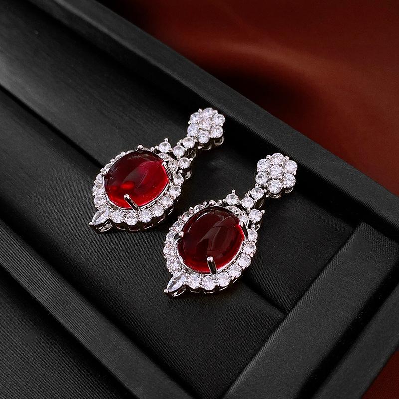 Echtgold-galvanisierte Silbernadel Zirkon Liebesohrringe Leichter Luxus High-End Ohrstecker Nischenohrringe Damen