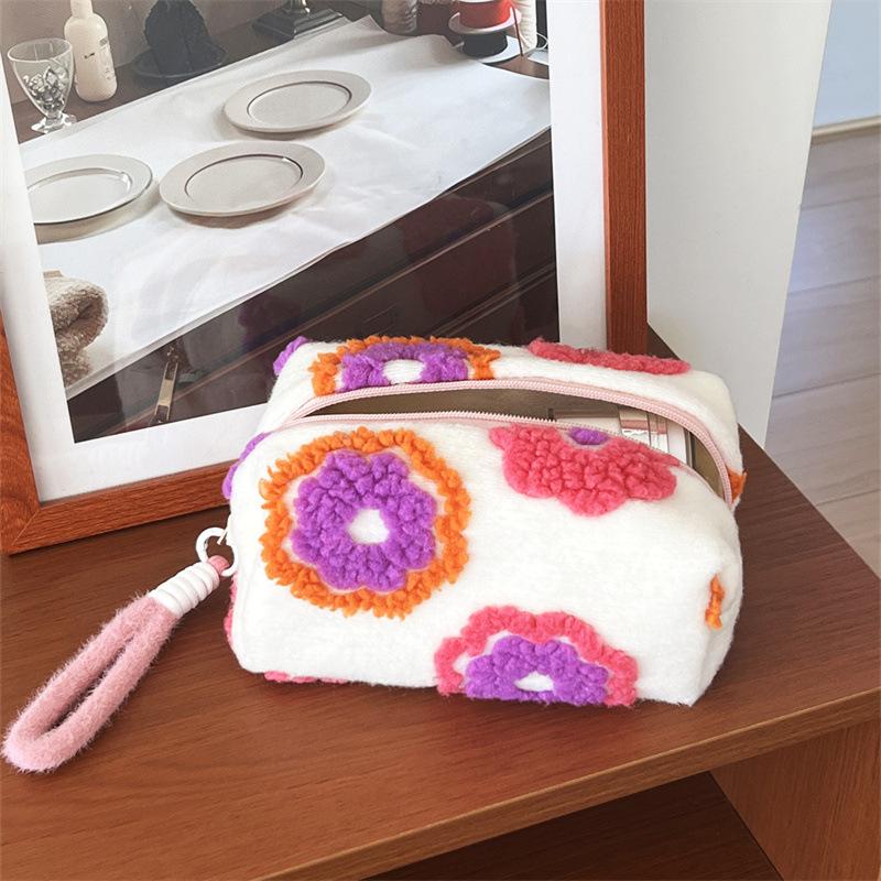 Handheld Large Capacity Makeup Bag, Plush Heart-shaped Handbag, Business Travel Toiletry Bag, Travel Storage, Daily Matching