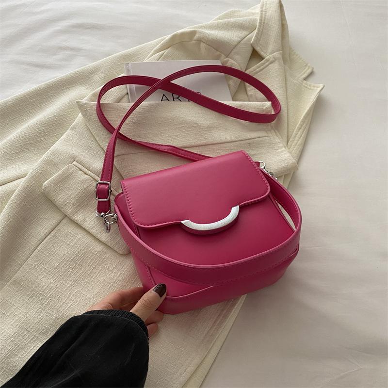

2024 новий темперамент модного дизайну на одне плече через плече в іноземному стилі однотонний ретро повсякденний під пахвами сумка через плече троянди рожеві кольору