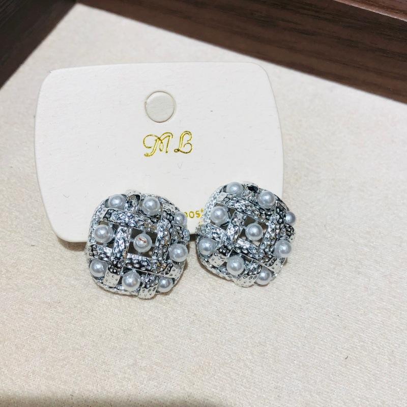 

European and American Hollow Pearl Hoop Earrings for Women Design Ear Buckle High-end Luxury Designer срібний