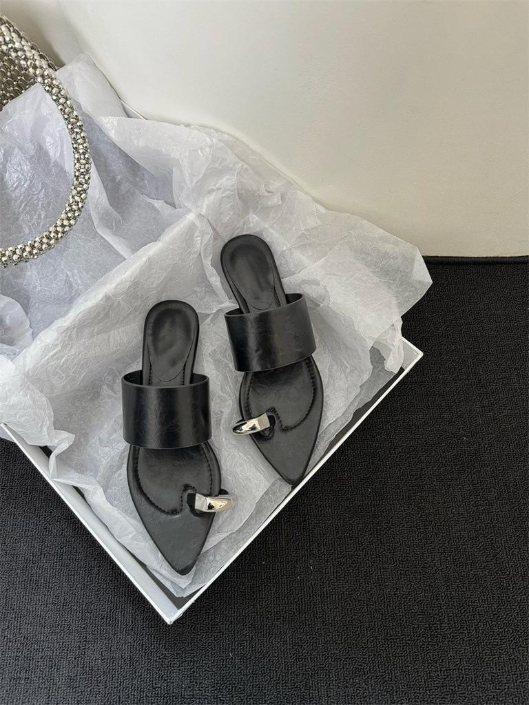 French retro toe slippers women's summer wear 2025 new pointed niche one-word drag toe metal buckle sandals
