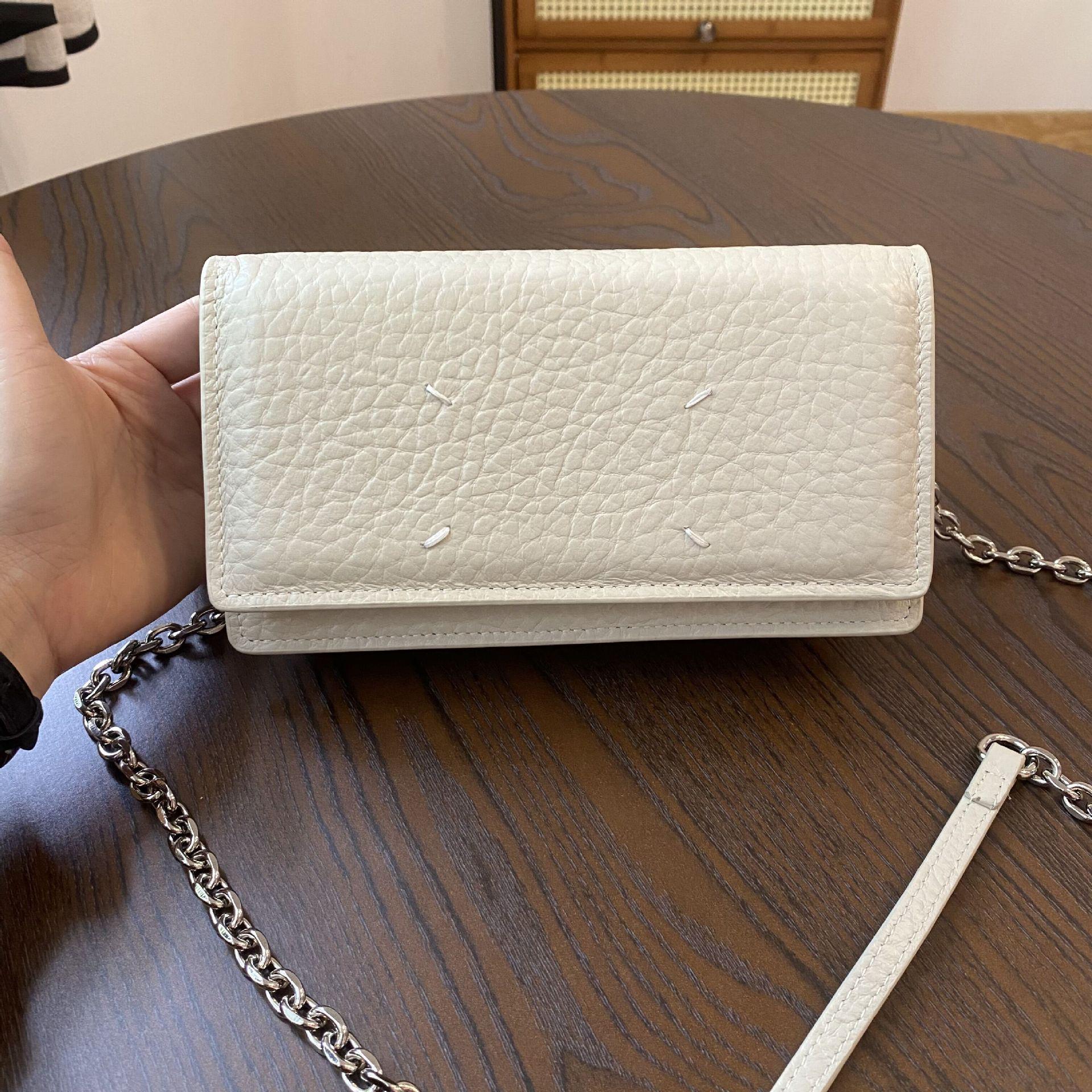 

Женская сумка на цепочке из натуральной кожи 2024 г.: Японский и корейский дизайн, первый слой коровьей кожи, одно плечо с косой талией, модная ниша белый