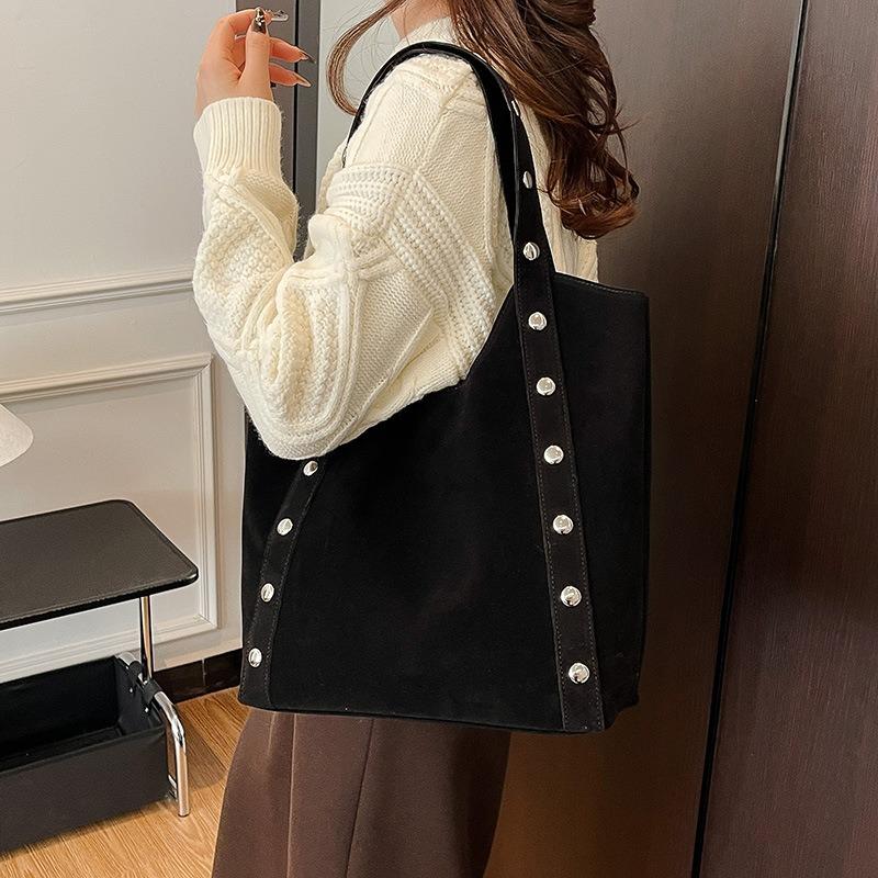 Retro Frosted Große Kapazität Nieten Tragetasche für Damen 2026 Neue Modische Unterarm Pendler Schultertasche