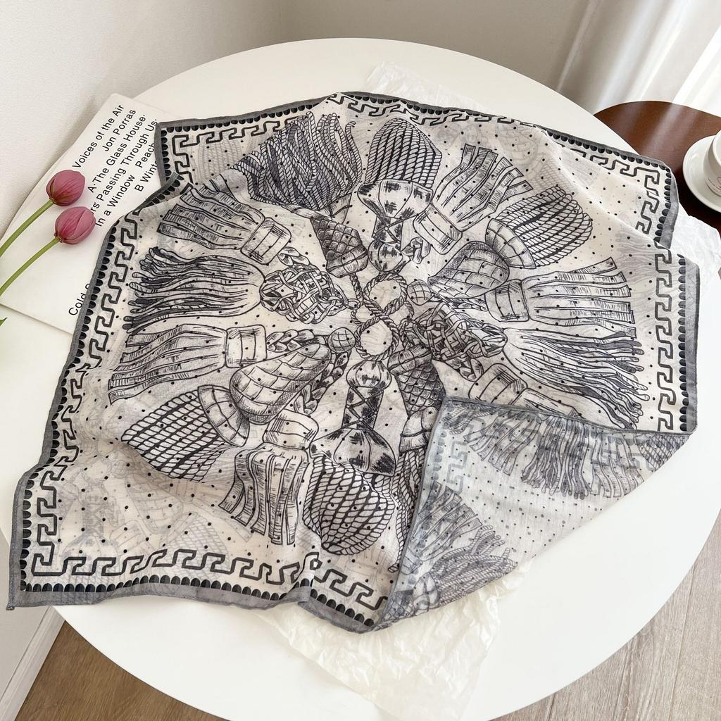 Summer new double-sided velvet scarf air-conditioned room with shawl women travel photo thin sunscreen 61 small square scarf