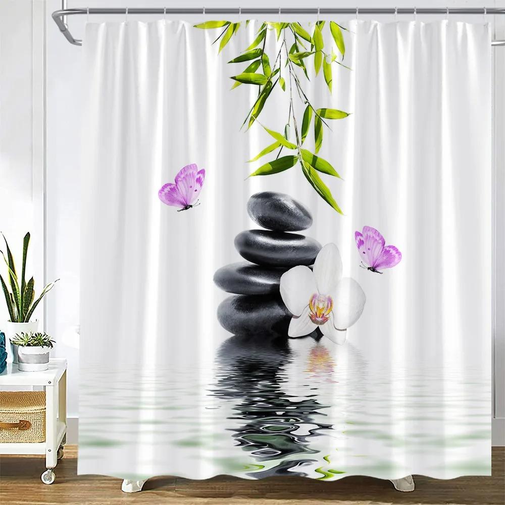 Rideaux de douche en bambou vert zen, fleurs d'orchidée violette et papillons, plantes, pierre noire, décor de salle de bain en tissu avec paysage naturel de spa