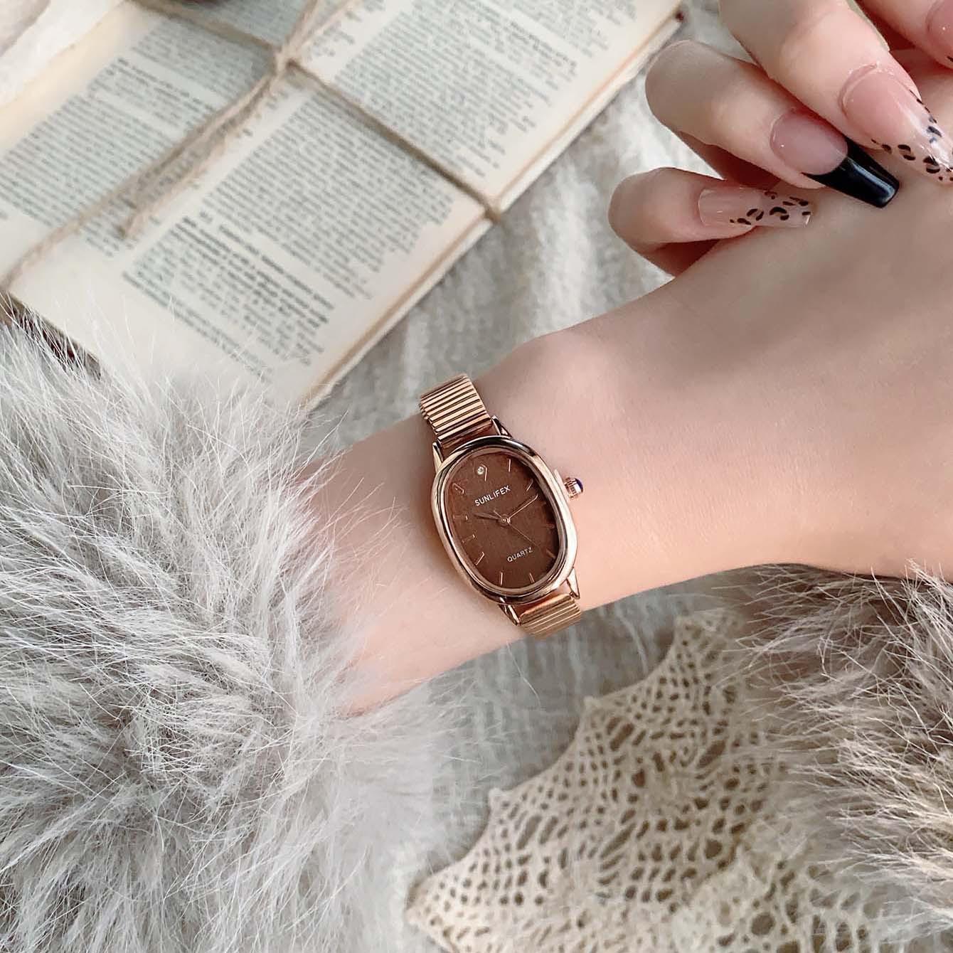 

Овальные часы Женский браслет Стальной ремешок Интернет-знаменитость Маленький циферблат Нежные Кварцевые женские часы коричневый