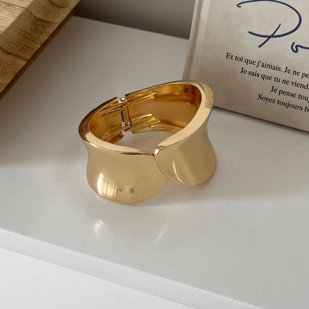 Interlocking Ring Open Bangle - European & American Light Luxury Design for Women