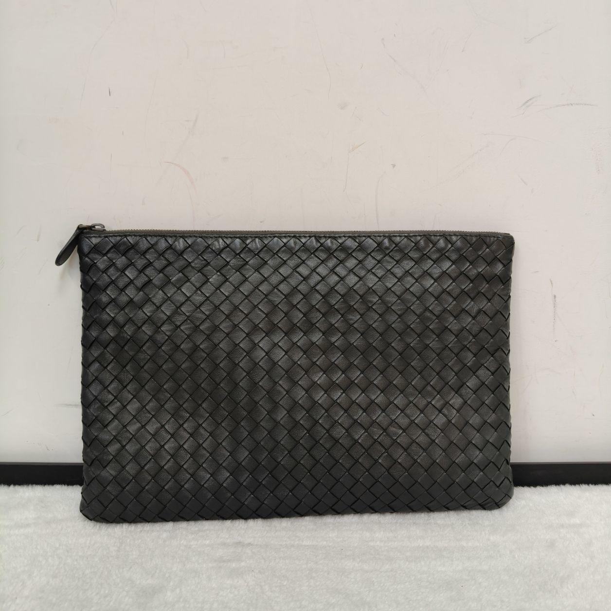 [Pre-Owned] Casual Minimalist Woven Leather Clutch - Very Good #13YHXF9 ONE SIZE