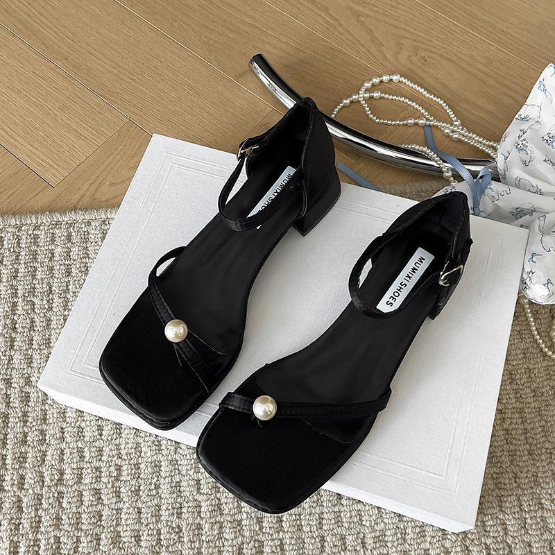 French Square Head Pearl One-word Buckle with Thick Heel Sandals Female 2025 Summer New Versatile Fairy Style Toe Sandals