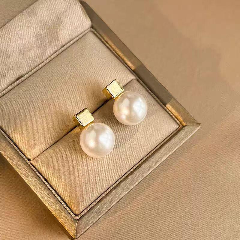 Hong Kong Style 3D Cube Pearl Earrings: French Light Luxury, High-End Simple Design for Women