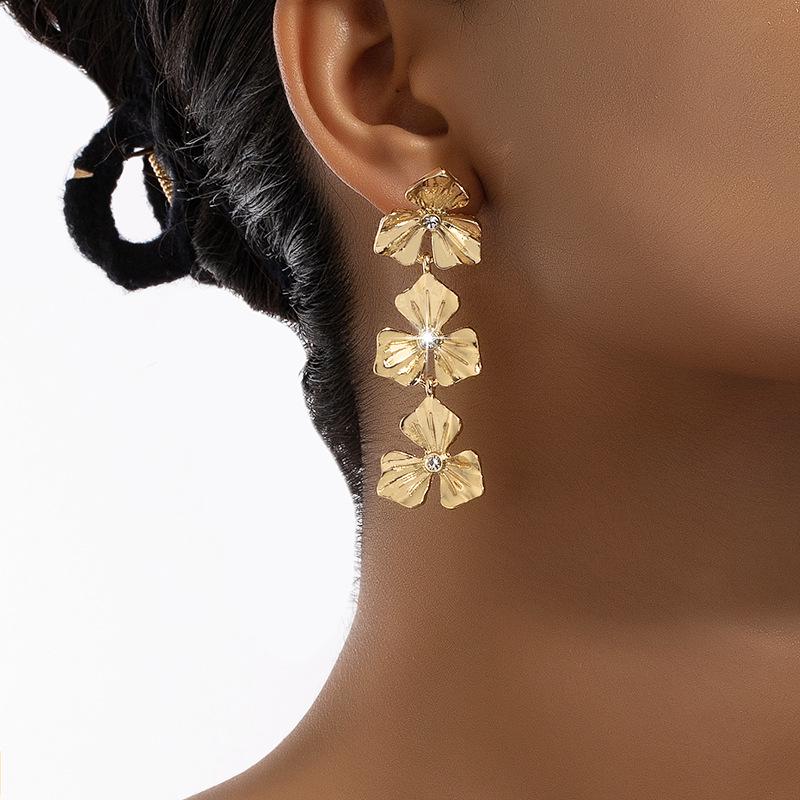 Rhinestone Flower Drop Earrings: Retro Luxury Style for Women