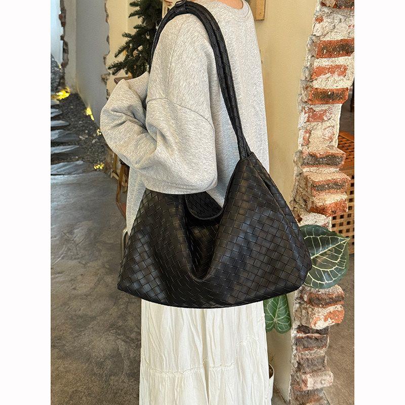 Knitted Tote Bag, Fashionable and Retro Handbag, High-end Shoulder Bag, Handbag for Carrying on The Arm