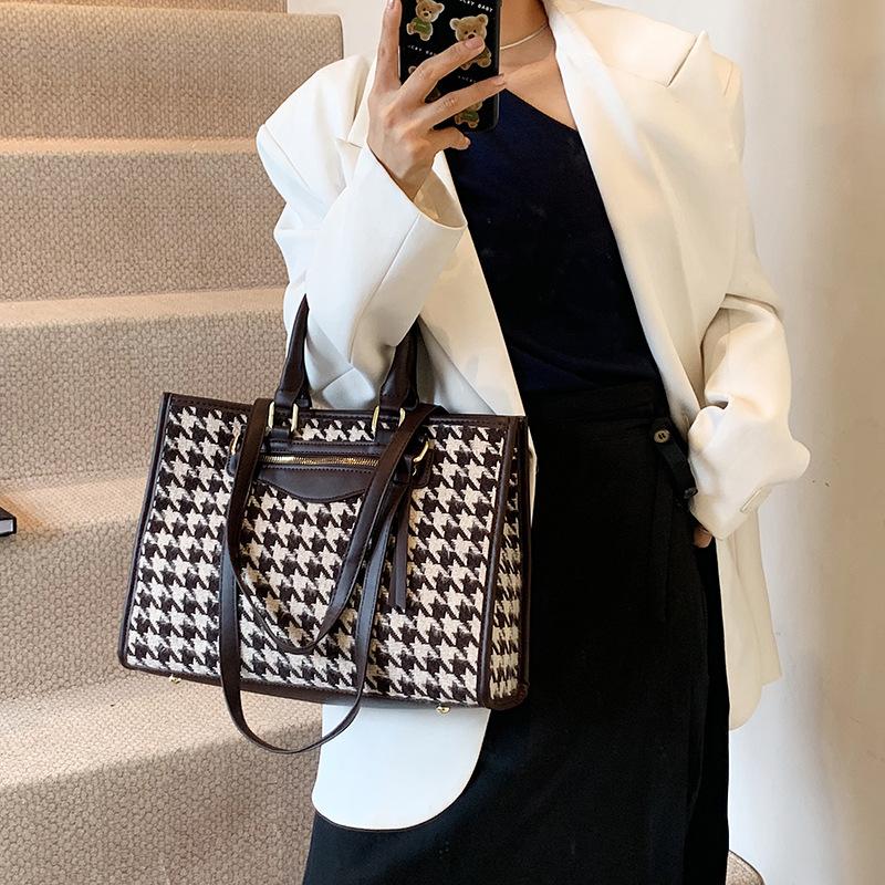 Niche bags, new bags, women's bags, fashionable commuting, thousand bird grid shoulder bags, large-capacity tote bags.