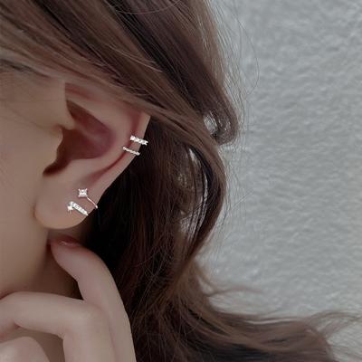 Brincos de Presilha Dupla com Diamantes São Modernos e Doces, Presilhas de Osso de Orelha em Forma de U Assimétricas, Barracas de Rua, Brincos de Nicho, Sem Piercings.