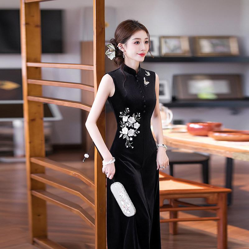 Skinny embroidery black velvet national style new Chinese sleeveless Suzhou autumn cheongsam improved young women's high sense