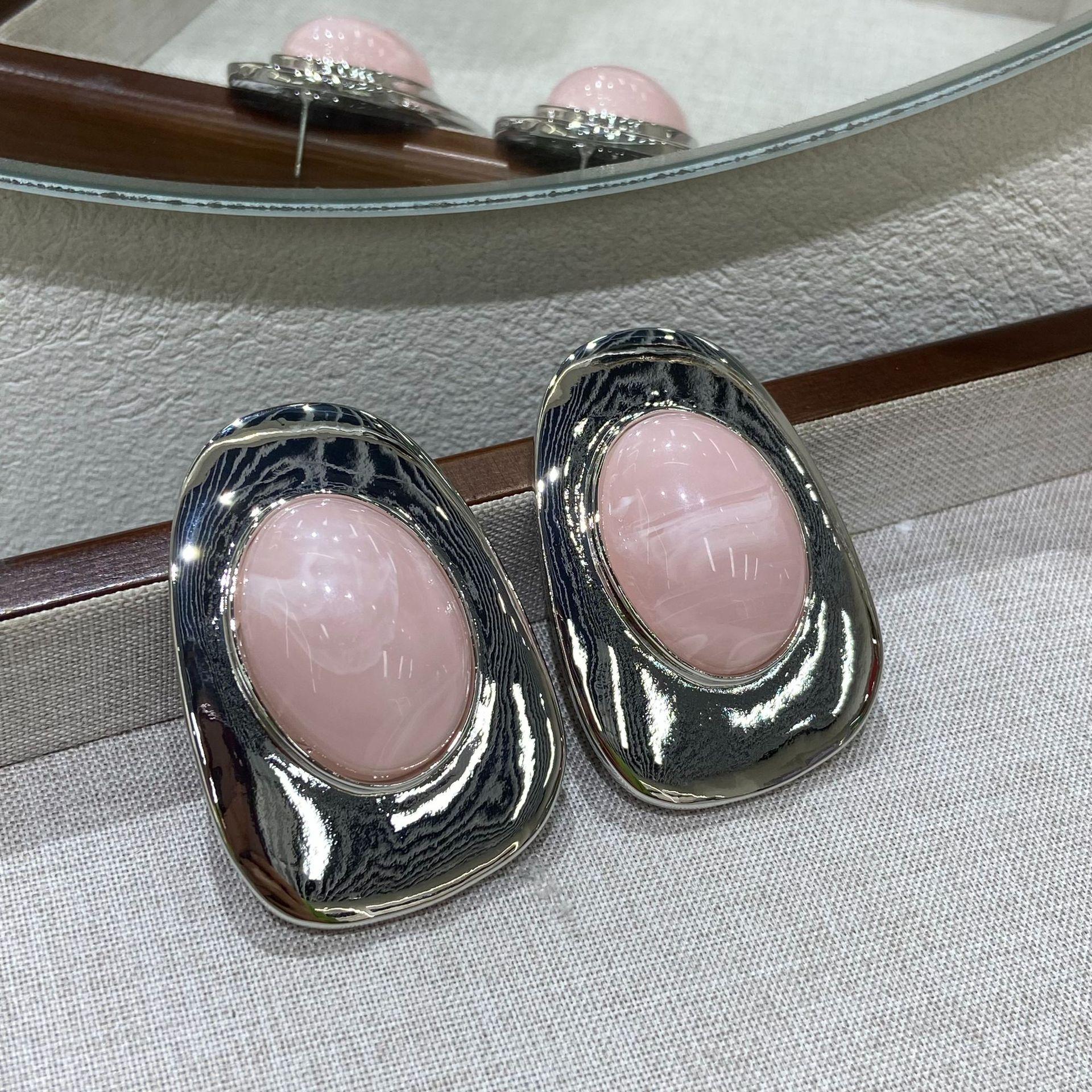 

Retro Light Luxury Metal Glossy Oval Resin Gemstone Earrings Poplar Forest Fashion Temperament High-End Earrings розовый