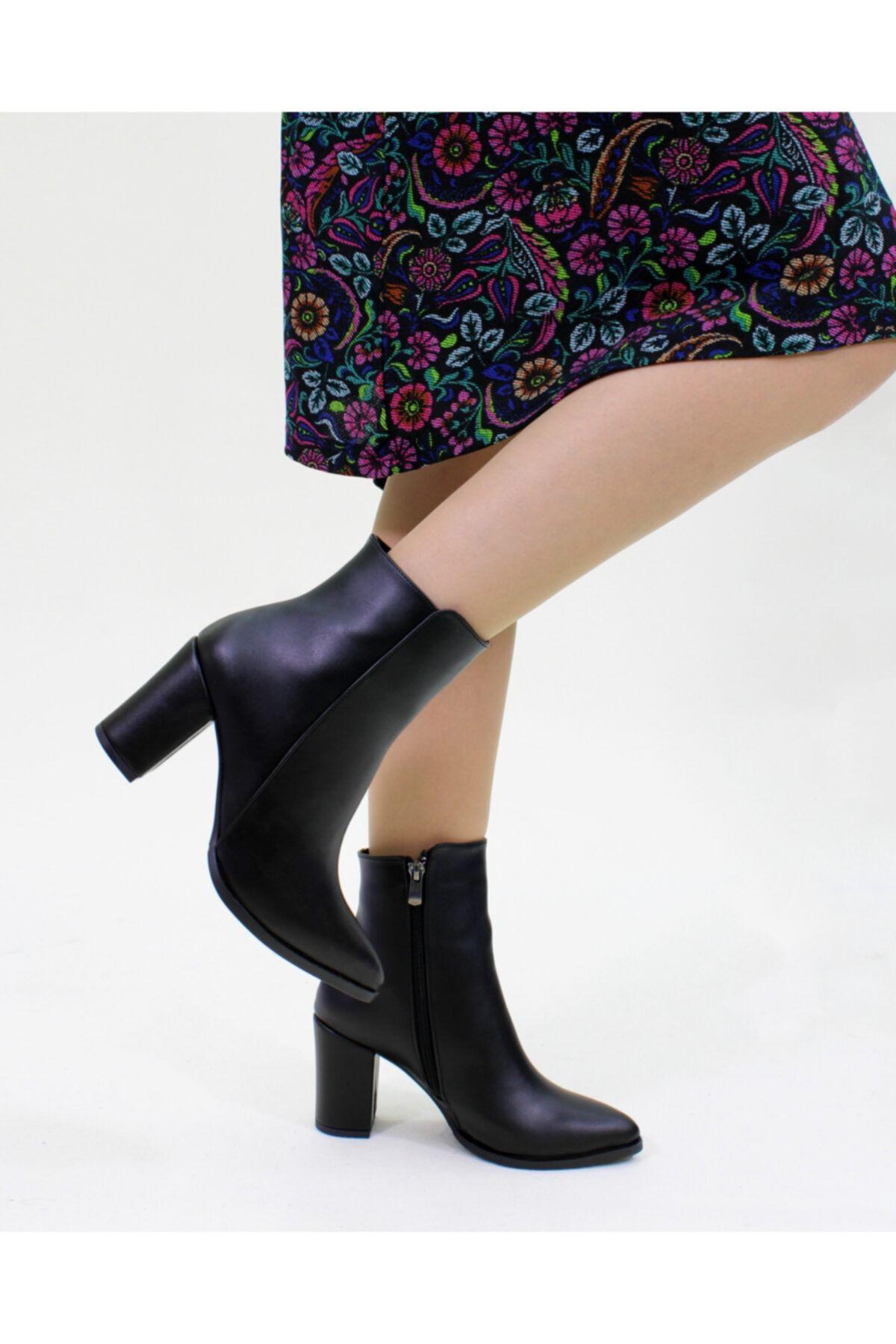 

Women Modern Chic Fashion Bueno Black Pointed Toe Boots 41