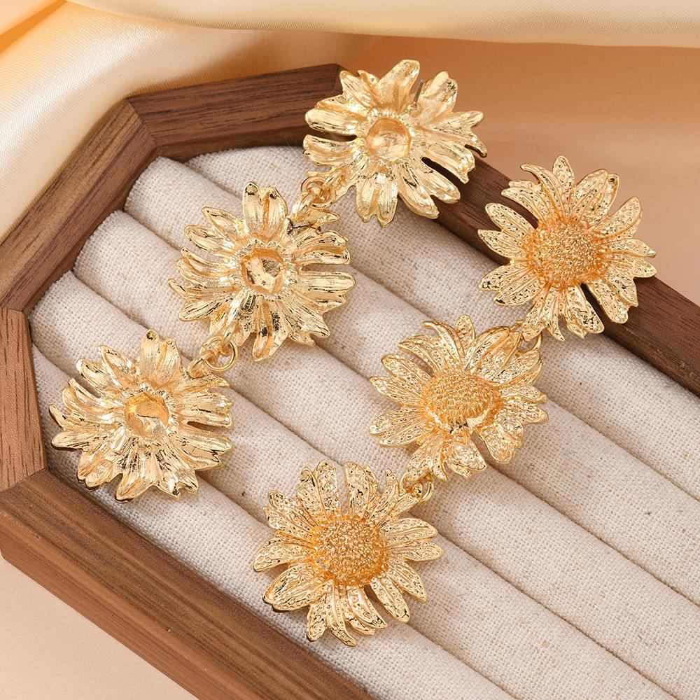 Europäischer Trend Unregelmäßige Blumenstecker-Ohrringe: Modisch Retro mit Heavy Metal Gefühl
