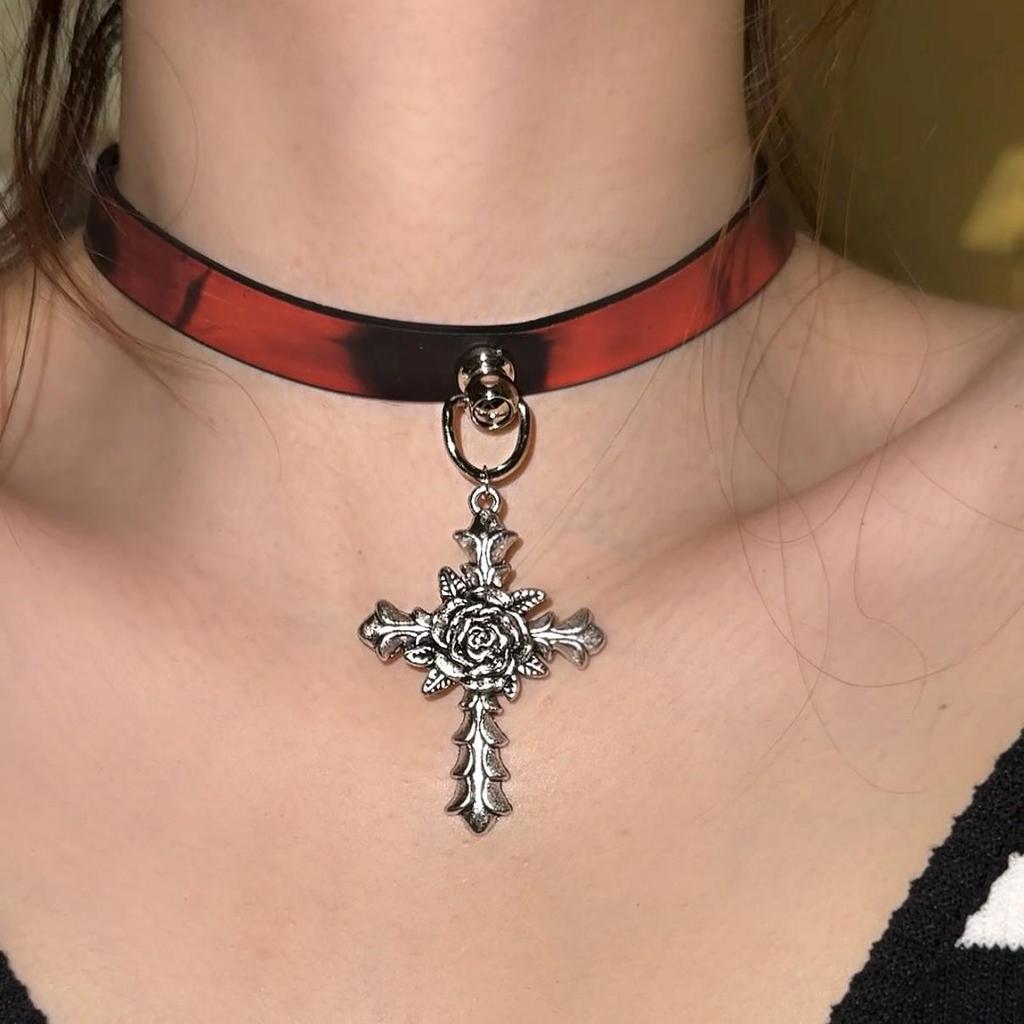 Chique Pittige Meisje Leren Bel Choker Ketting – Uniek Minderheidsontwerp