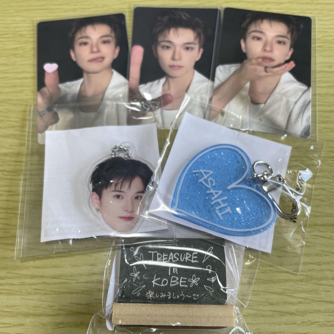 

[USED] Treasure Asahi Capsule Toy Face Acrylic Keychain with Blackboard Trading Card