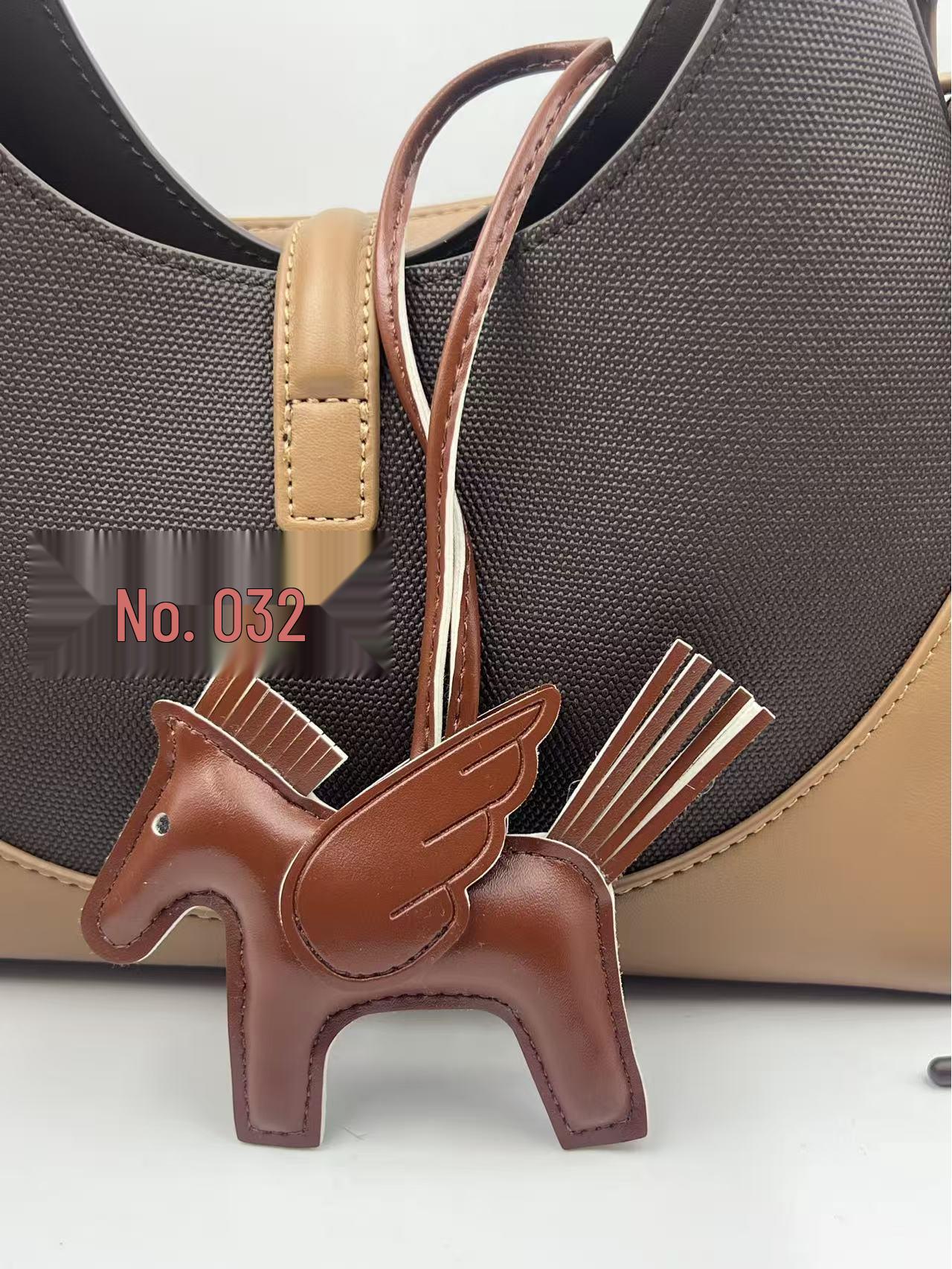 Креативный кулон-подвеска в виде маленькой лошадки: Милый и универсальный брелок-подвеска Пегас на кожаном брелоке Small