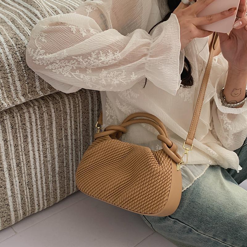 Woven Textured Handbag with Knotted Handle Stylish Women's Shoulder Bag for Daily Use and Fashion Outings