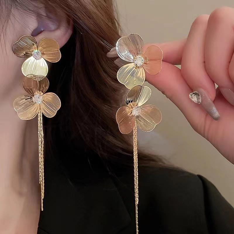 Fashion Long Tassel Petal Drop Earrings for Women Luxury Metal Crystal Hollow Flower Temperament Earrings Wedding Zircon Gifts