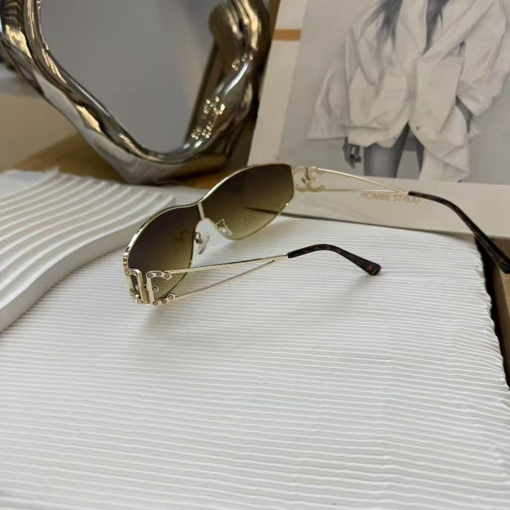 New Stylish Punk Sunglasses Rhinestone Decoration Women Sun Glasses Vacation Travelling Female Sunglass Fashion Accessories