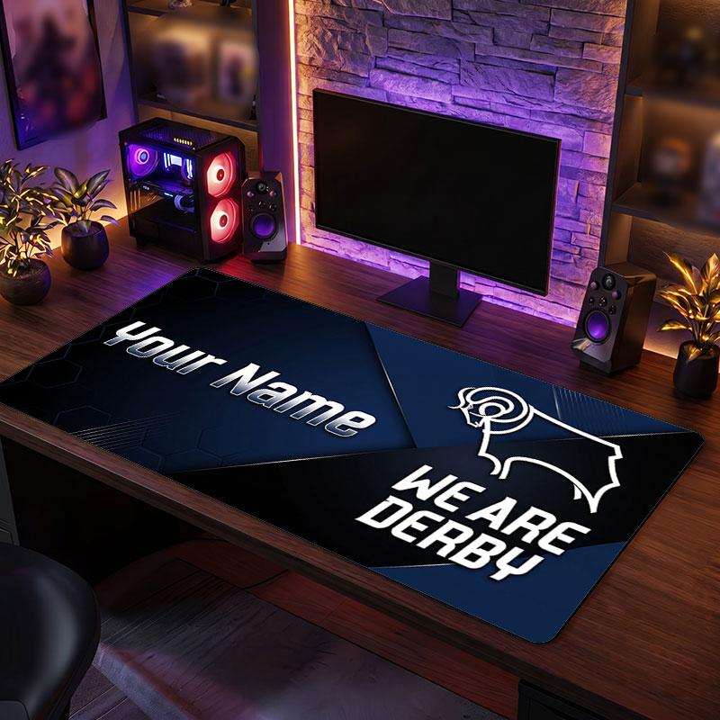 Derby County Benutzerdefiniertes Großes Mauspads, Personalisierter Name Textdruck, Fußball Logo Rutschfeste Schreibtischmatte Gaming Geschenk