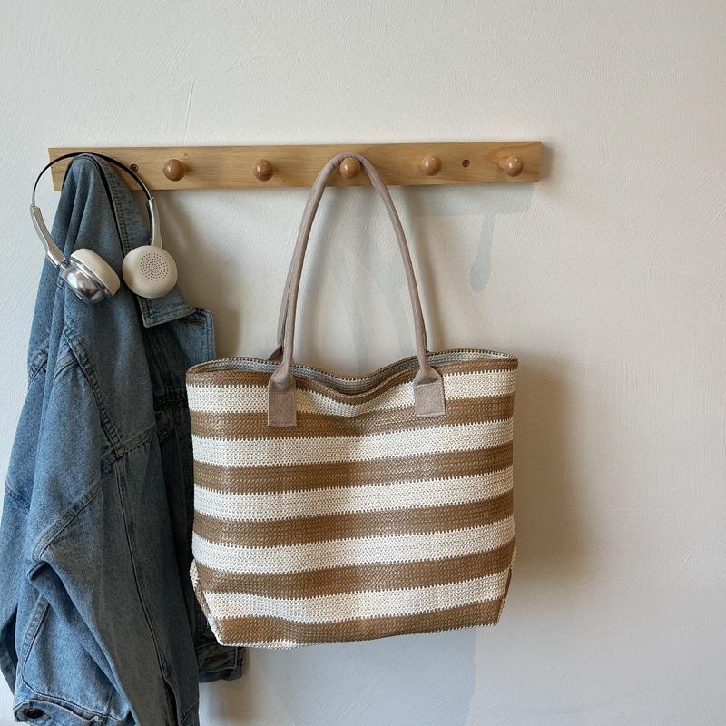Fashion trend casual simple texture personalized large capacity bag 2025 summer new foreign style women shoulder bag